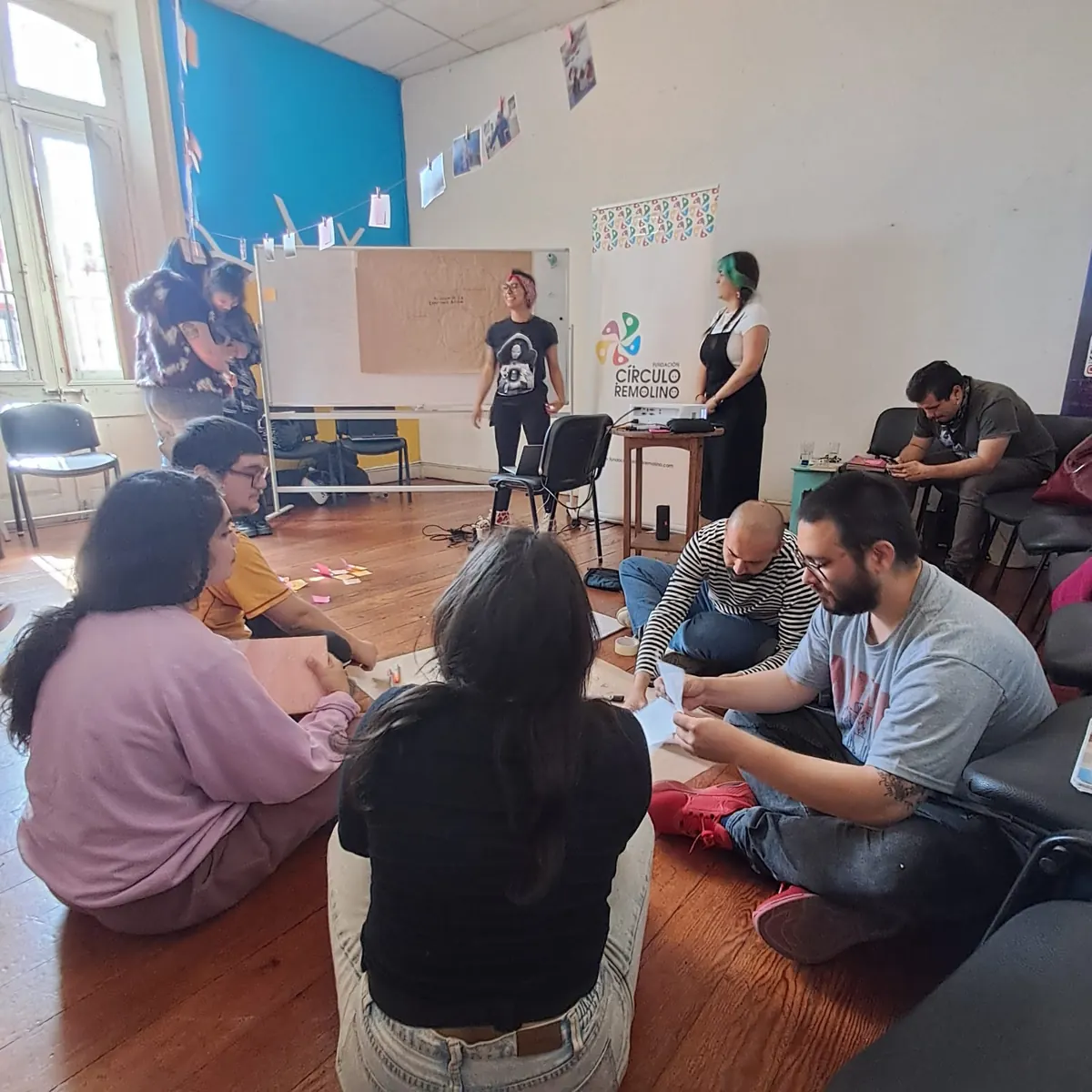 Participantes del taller sentados en ronda