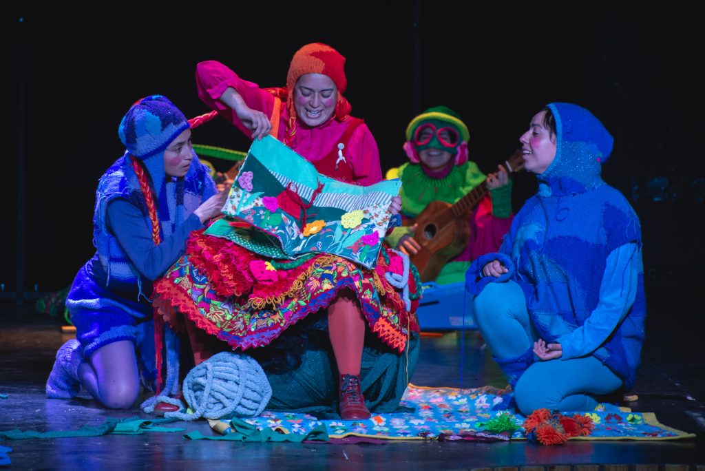 Escena de «Awicha, la tejedora de memorias», Laboratorio Creativo Remolino