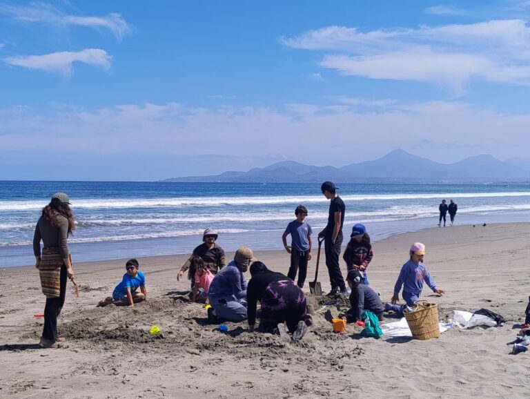 Niñas y niños jugando en la playa